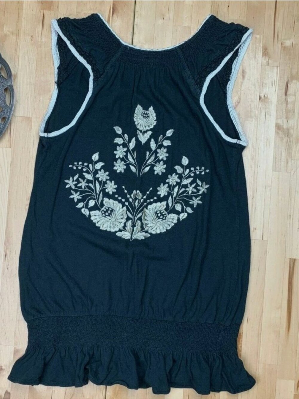 Free People Black & Ivory Embroidered Floral Top – Size Medium | Sleeveless Boho